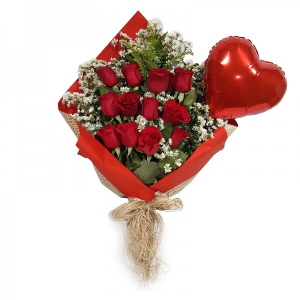 buquê com 12 rosas e um balão de coração